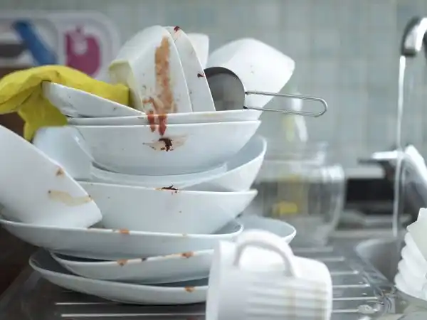 ¿Acumulas platos sucios en la cocina?, esto es lo que dice la psicología