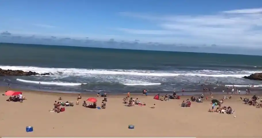 Imagen de turistas que también dicen que la temporada es floja en la ciudad.
