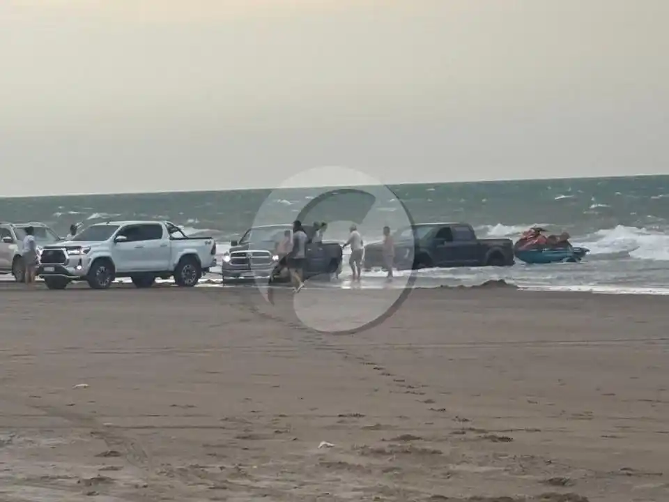Error de cálculos: una camioneta terminó en el mar en plena alerta meteorológica