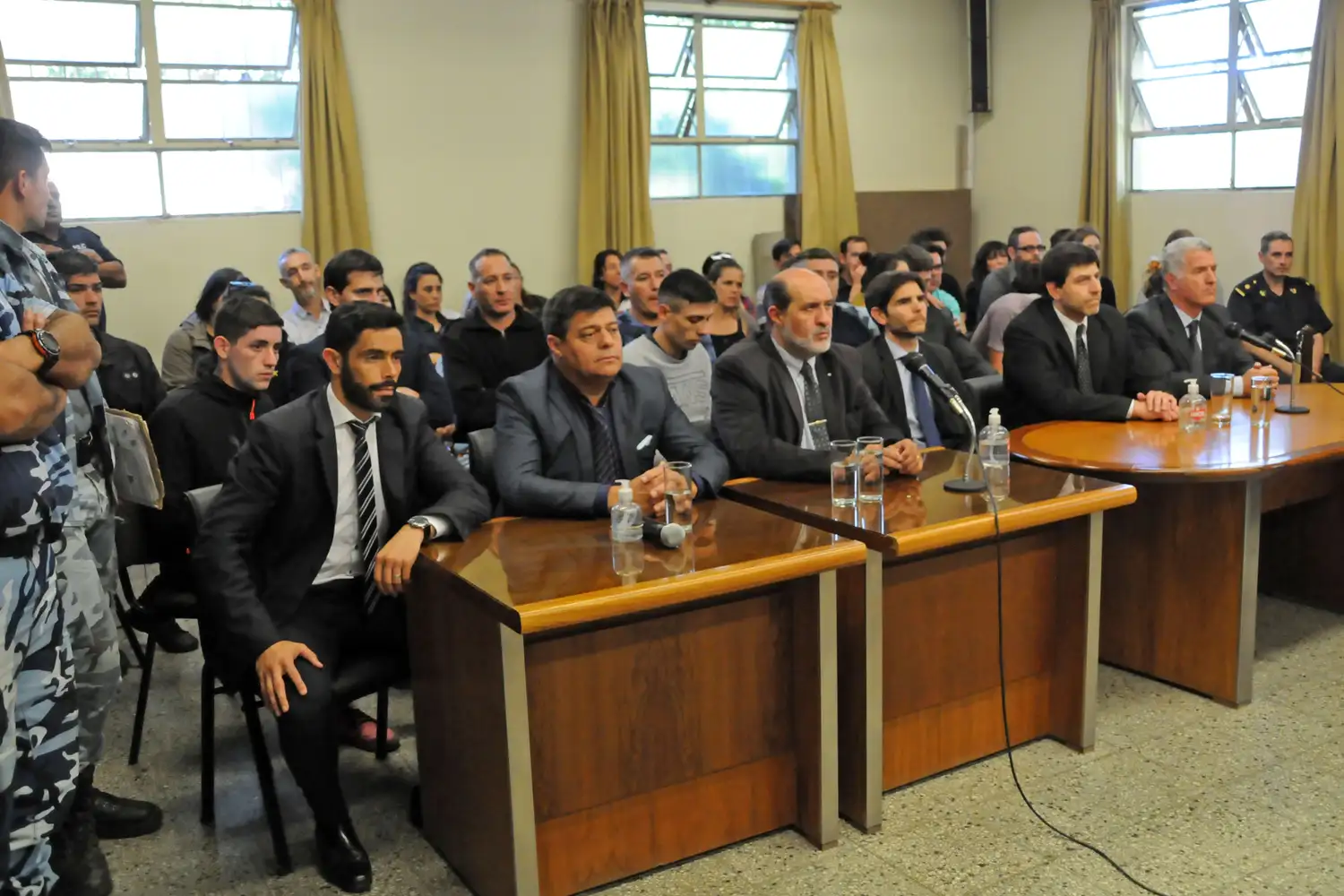 Fiscal, defensores, imputados y público escuchan la decisión del jurado popular