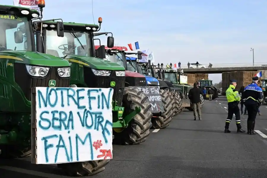 Los agricultores comenzaron a bloquear París y ponen en jaque al Gobierno. Foto: AFP / NA