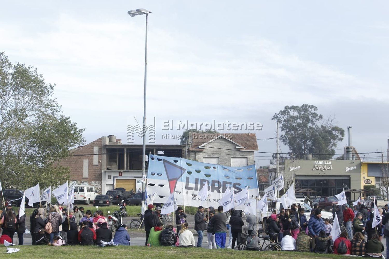 Organizaciones sociales realizaron un corte total en la rotonda de Libertad.