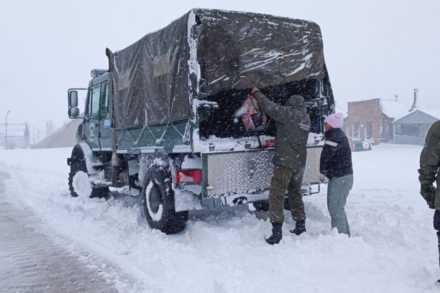 Por las intensas nevadas, Gendarmería asistió a pobladores de Alta Montaña