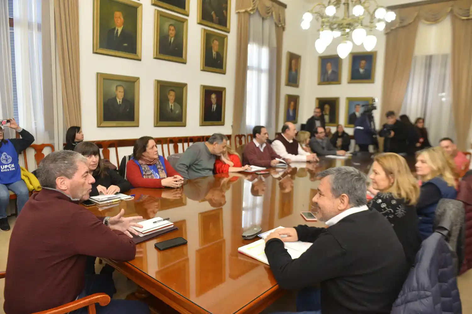 Paritarias: la provincia convocó a los gremios estatales y docentes para la próxima semana