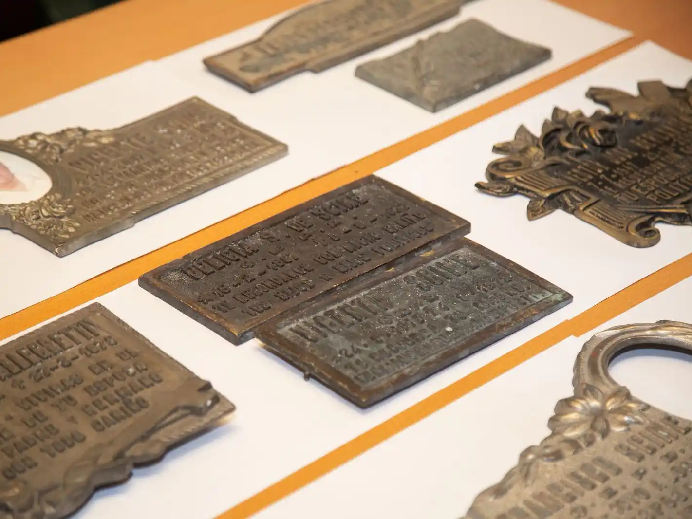 Devolvieron placas robadas de cementerios a familiares en Rosario