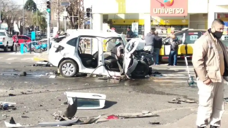 Dos fallecidos tras un violento choque entre un auto y un colectivo