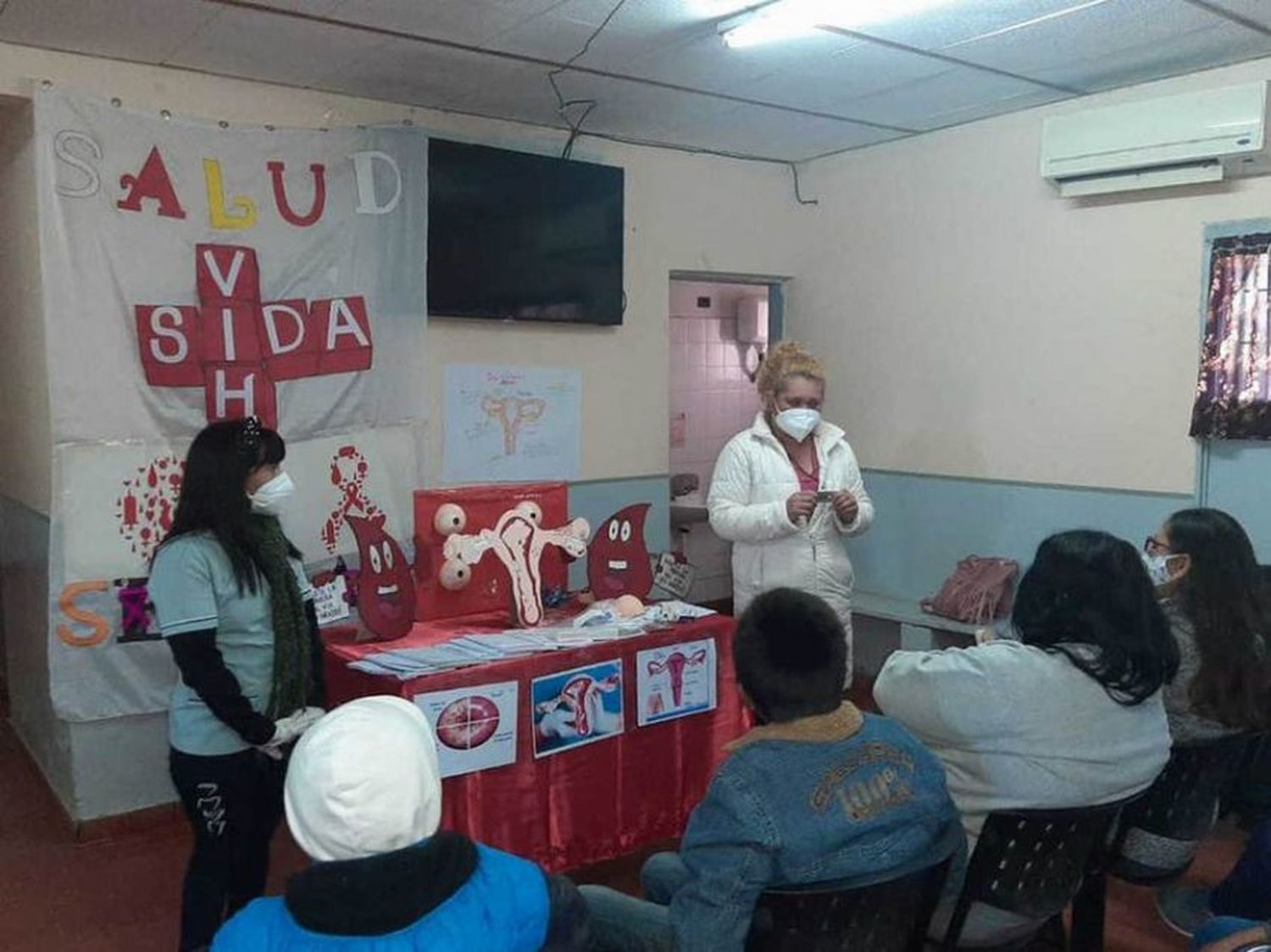 Estudiantes secundarios en una charla sobre salud sexual