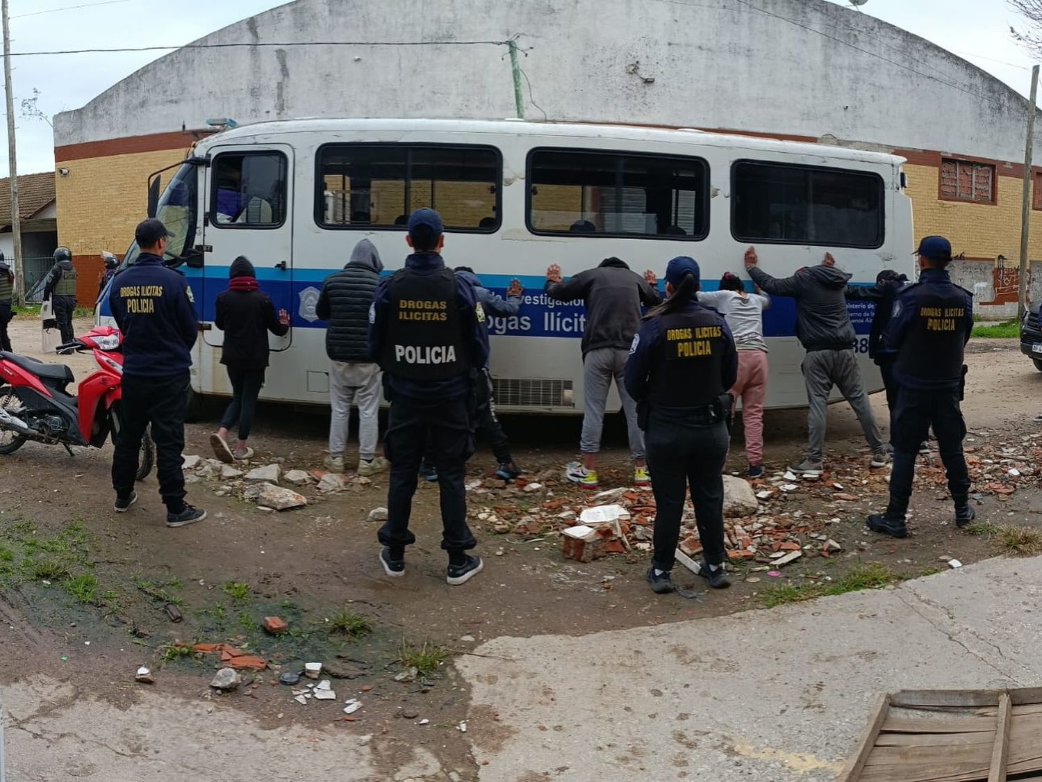 Durante el procedimiento, se constató la presencia de siete personas que se encontraban ocupando el predio de manera ilegítima.