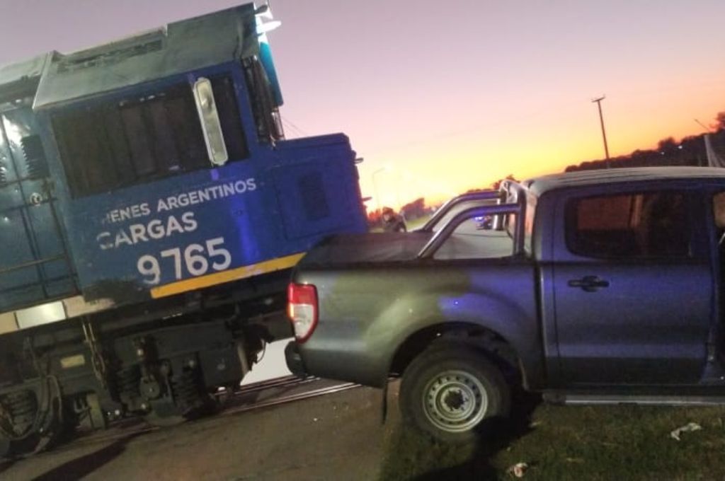 Cayastacito: una camioneta chocó contra el tren de cargas