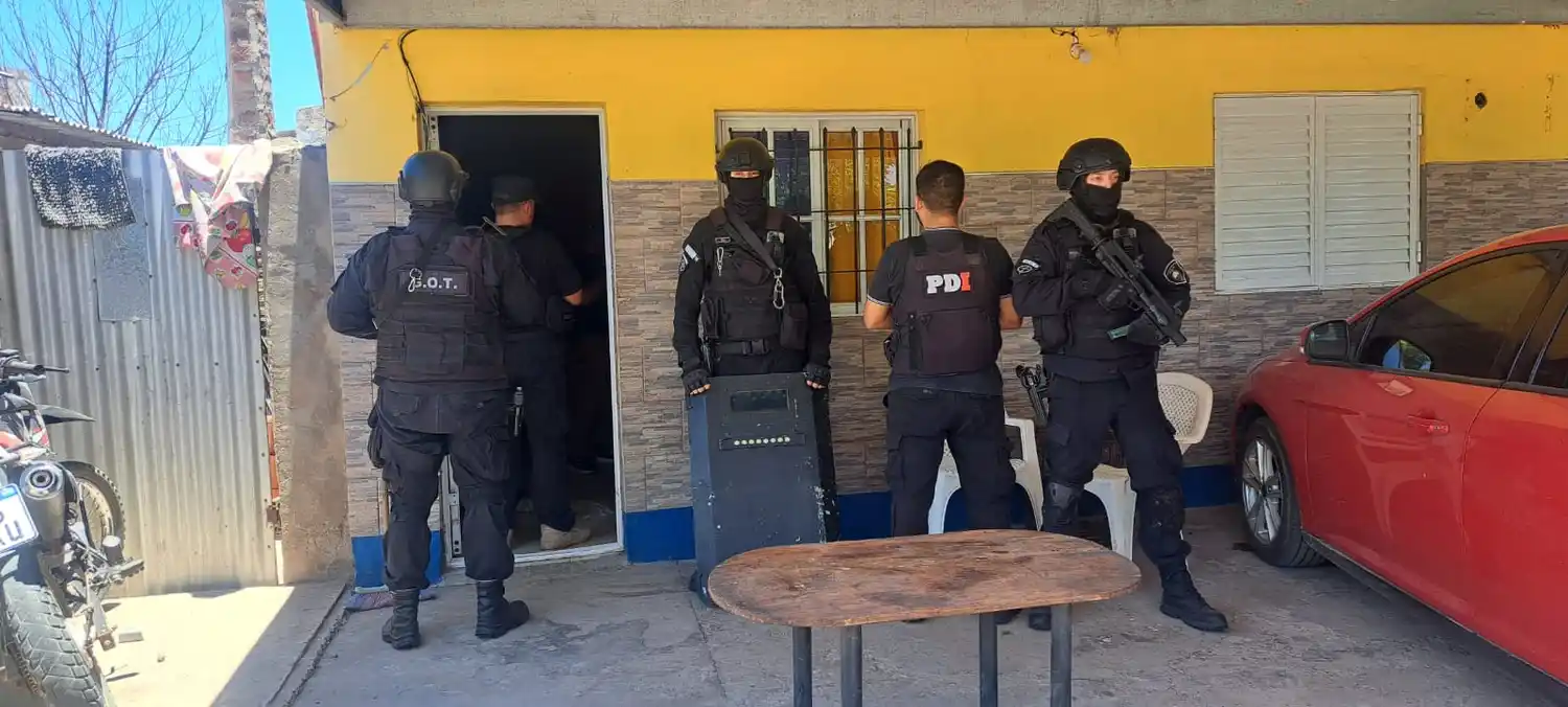 Desde la moto, efectuó una ráfaga de disparos contra dos personas: allanamientos y detención en la región - 3