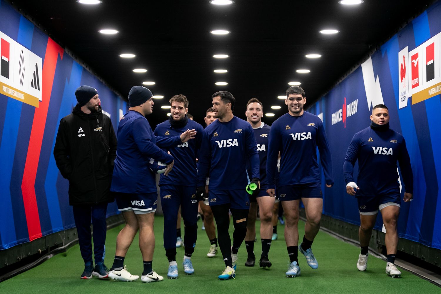 Los Pumas, con Ignacio Calles, llegando al captain run en el Stade de France.