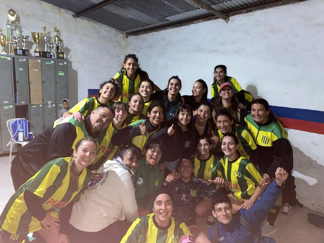 El plantel de Sarmiento continuó los festejos en el vestuarios tras lograr la clasificación en los penales (Crédito: Morena Terreni).