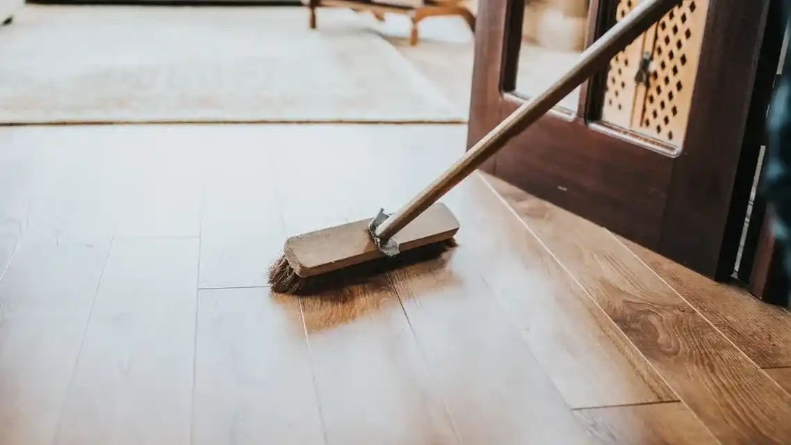 Barrer hacia afuera en Año Nuevo: qué significa este ritual y por qué muchas familias lo practican