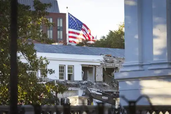 Empiezan a demoler parte de la Casa Blanca para construir el salón de baile de Donald Trump