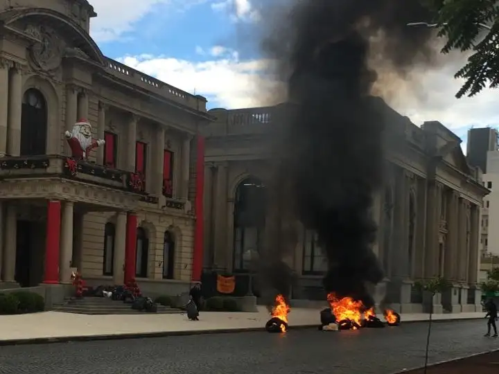 Los recolectores se manifiestan en la puerta del Municipio.