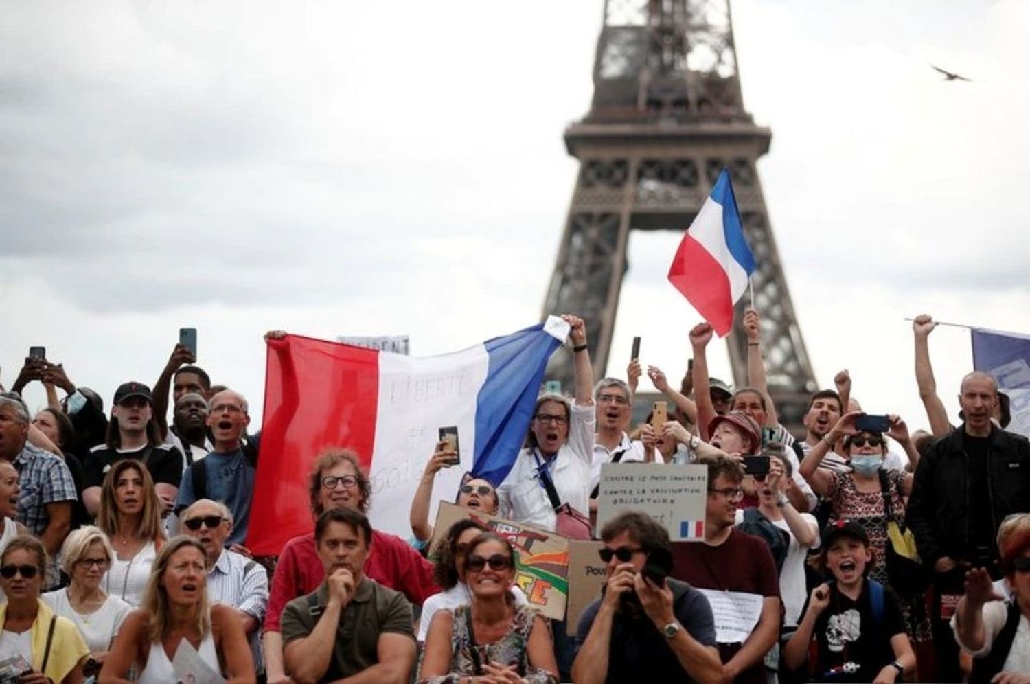 Pese a las protestas, el Parlamento de Francia aprobó el certificado sanitario