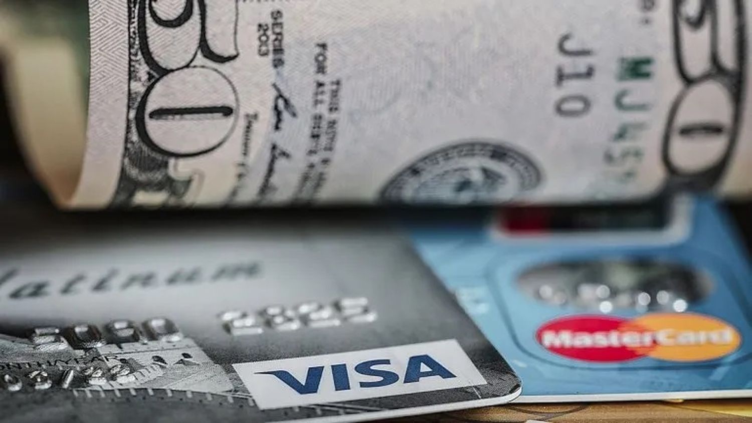 Aerolíneas y agencias rechazaron el recargo al dólar turista: "Nuevamente nos cambian las reglas de juego"