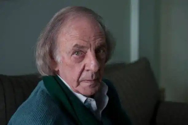 Menotti continúa internado