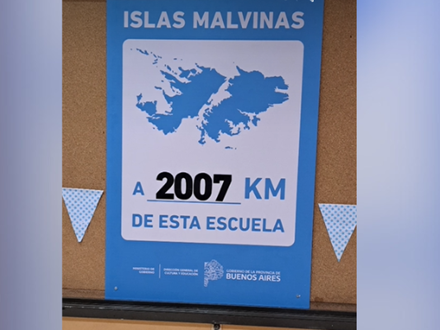 Carteles Islas Malvinas en la escuela de Los Aromos