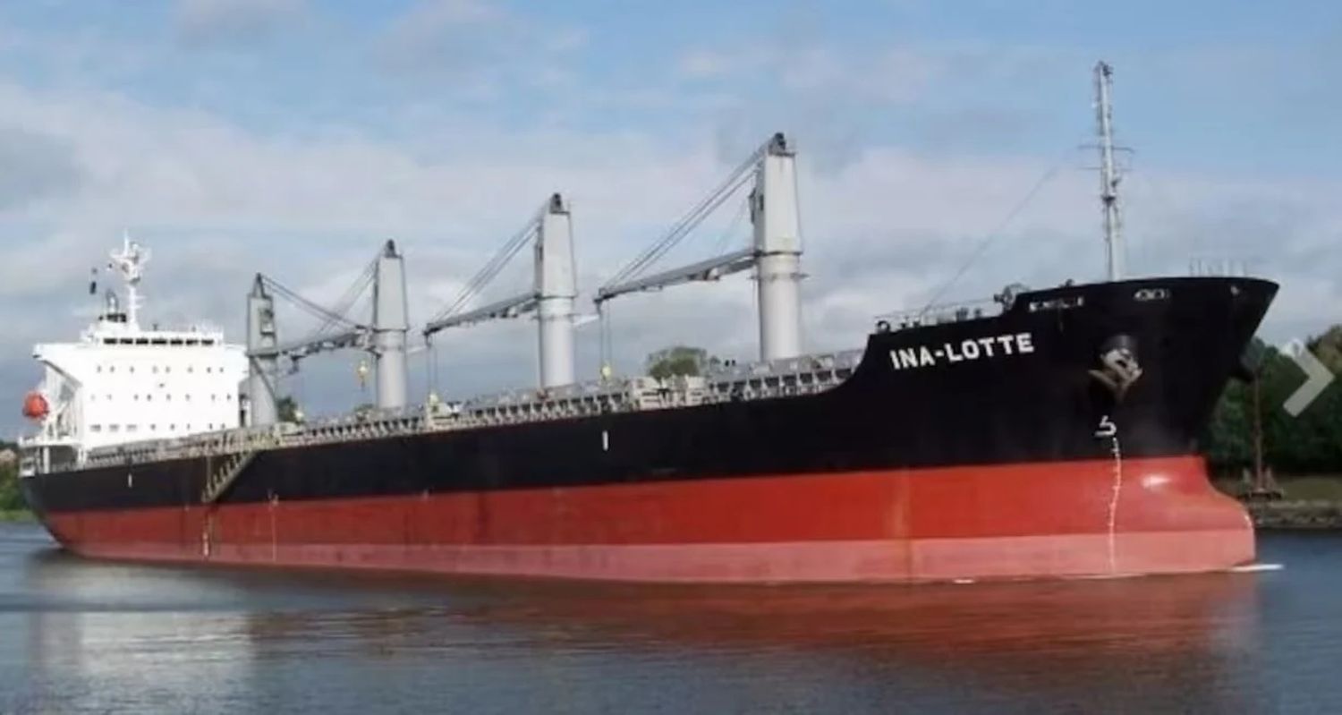 Se trata del barco “Ina-Lotte” proveniente de la ciudad de Santos, Brasil, con bandera de Liberia.