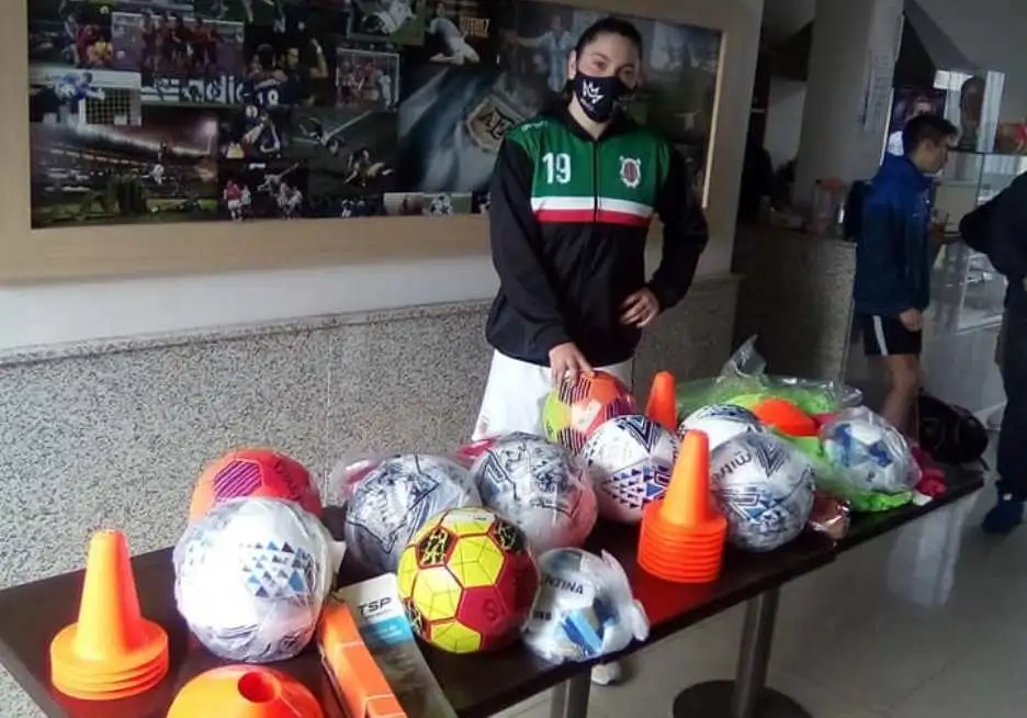 “Mili” Menéndez donó material deportivo a su ex club