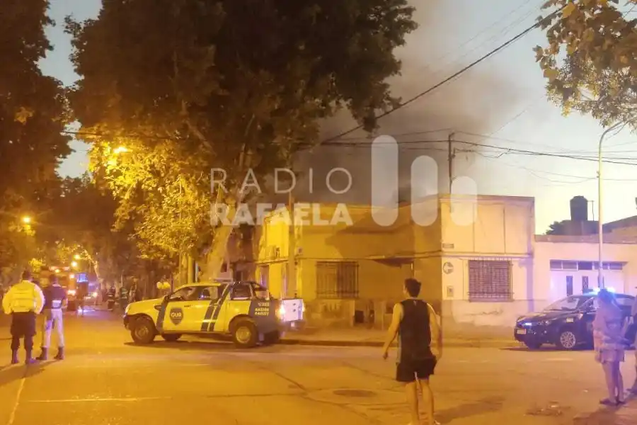 Incendio de gran magnitud en una imprenta de barrio 30 de Octubre dejó importantes pérdidas materiales