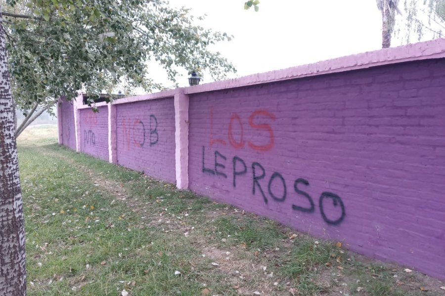 Concejal bromeó a hinchas de Newell’s y le pintaron todo el frente de la casa