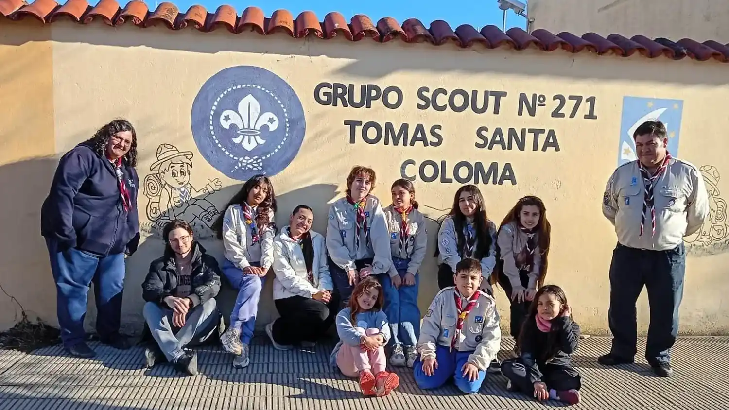 Oscar Meijide junto a parte de los scouts que integran la entidad