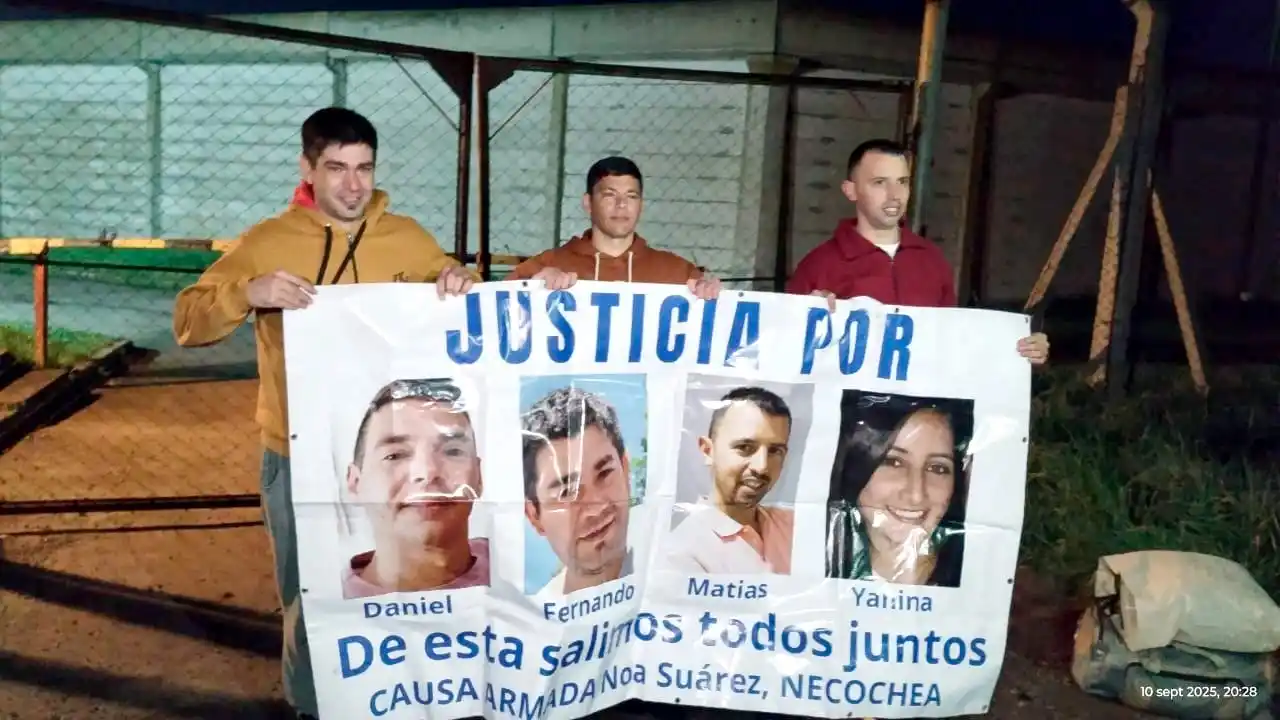 los tres agentes en la puerta de la Alcaidía Nº 44, en estos momentos