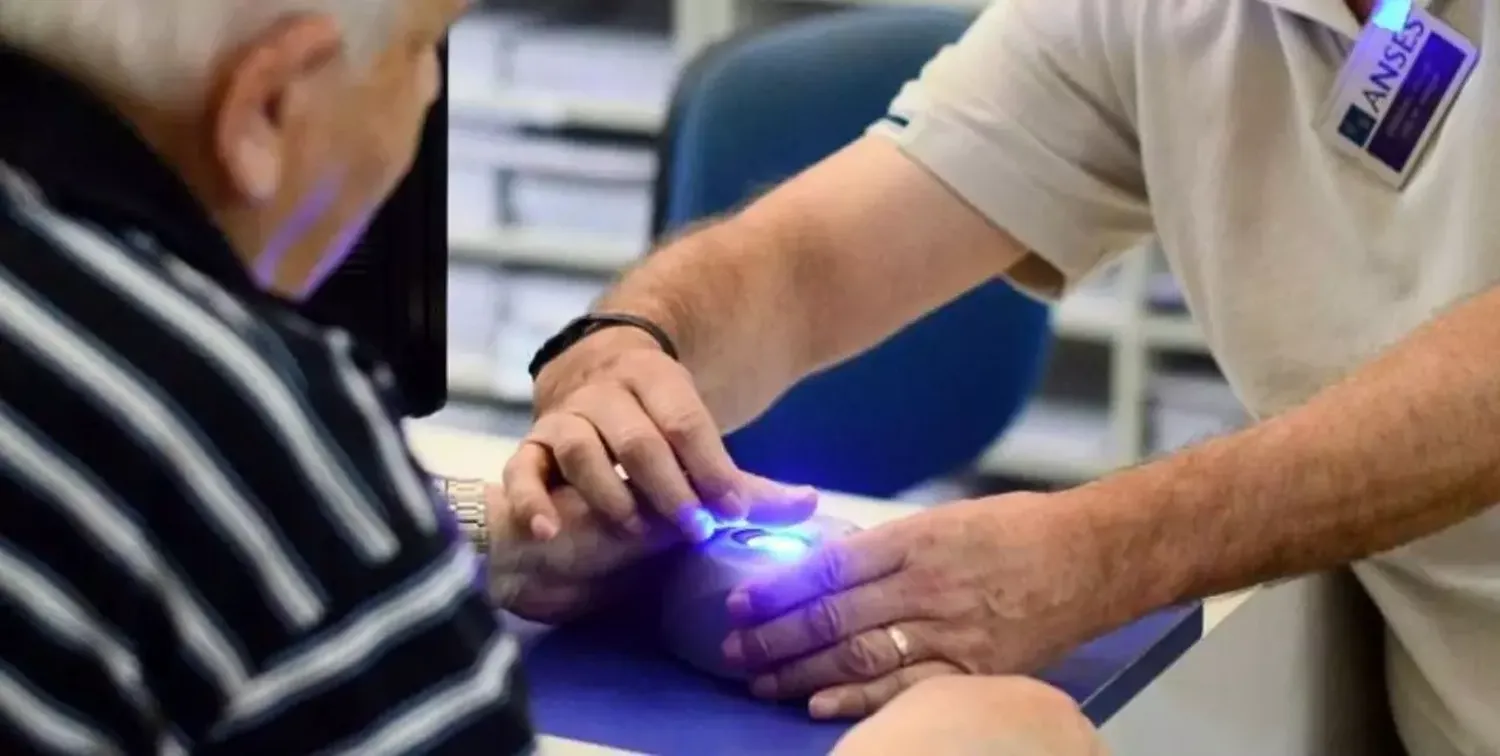 Jubilados y pensionados: ¿cuáles son las alternativas que ofrecen los bancos al trámite de Fe de Vida?