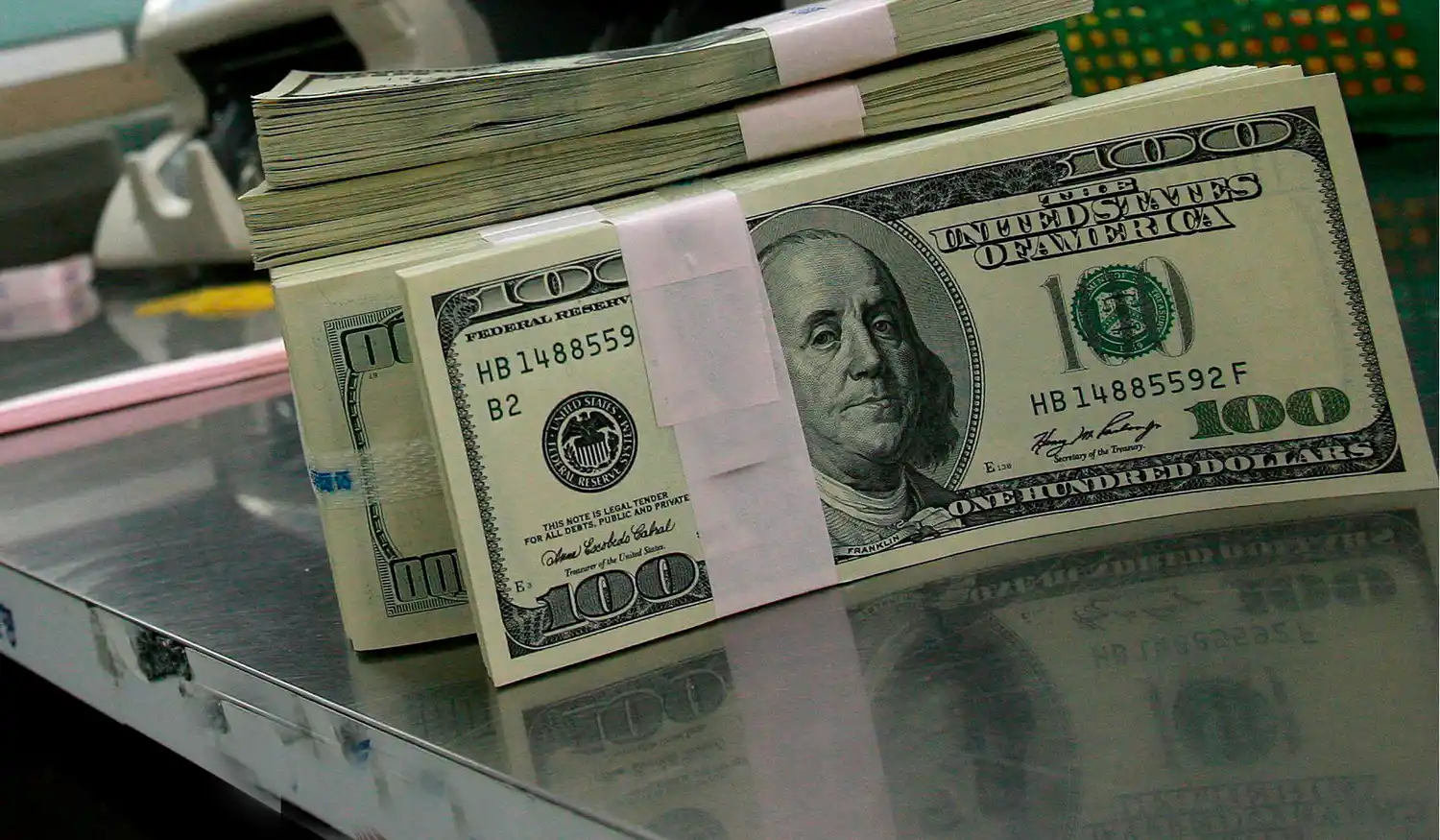 Cotización del dólar: Subió oficial y bajó el blue