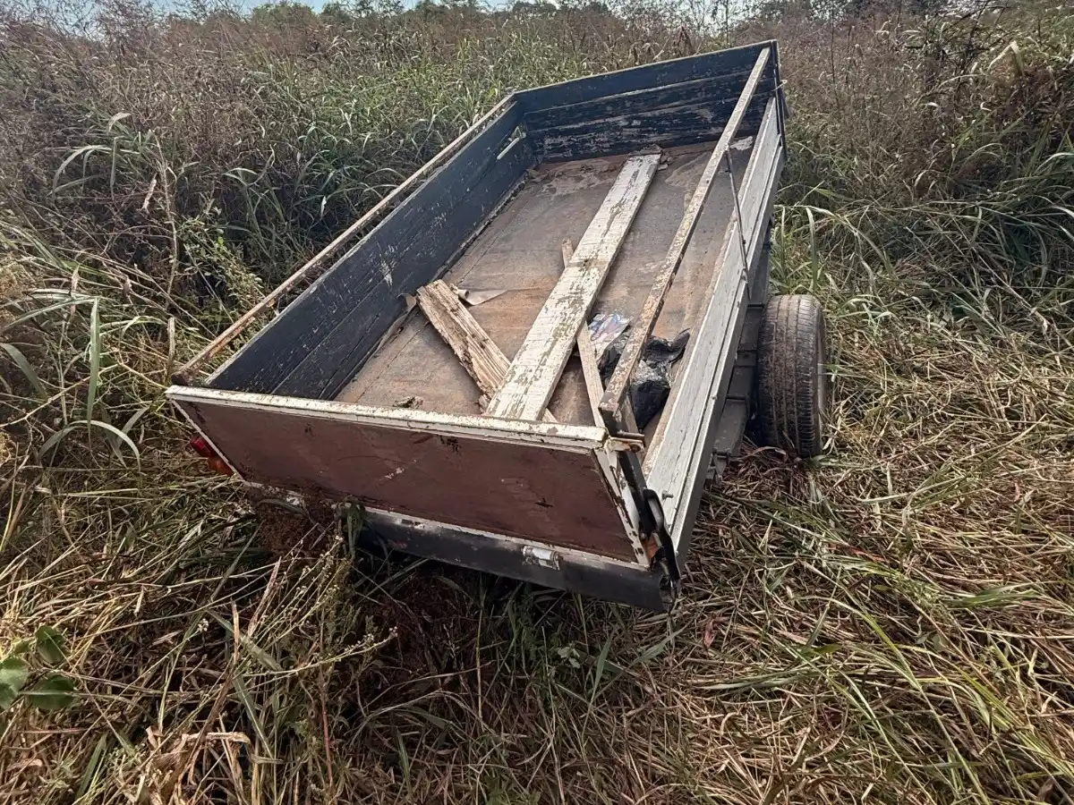 Robaron un carro de la calle y lo abandonaron detrás de un descampado