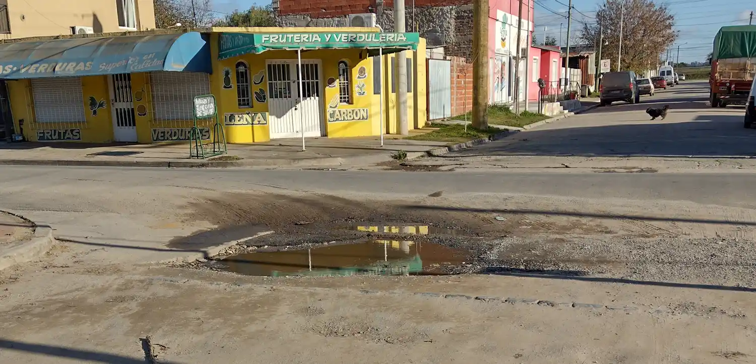 Enorme pozo en el cruce de Darragueira y Pío XII.