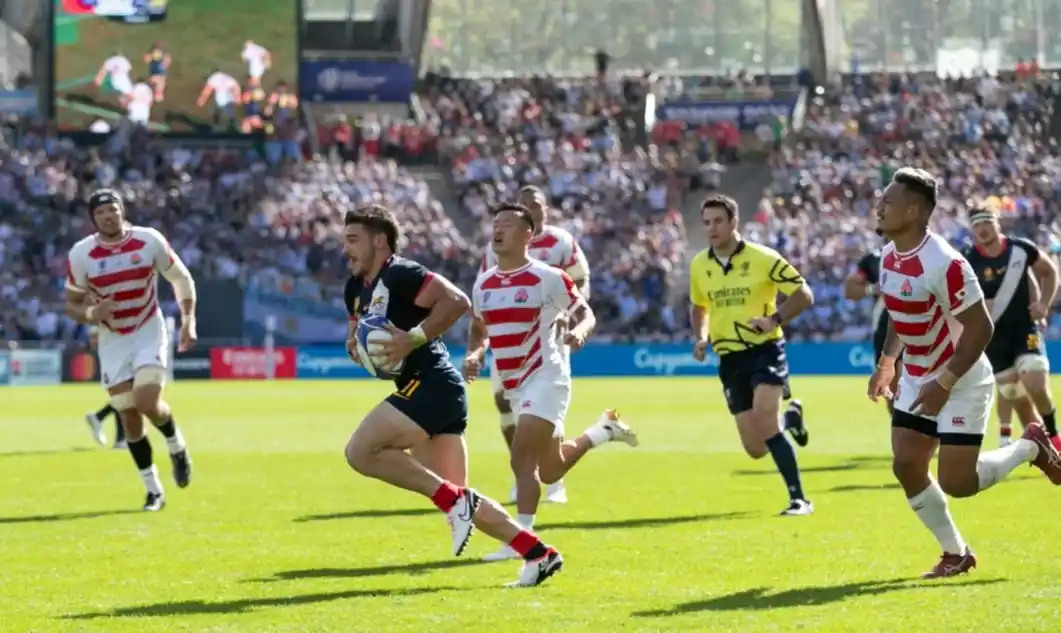Mateo Carreras, imparable para la defensa japonesa. Apoyó tres tries. Foto: UAR.
