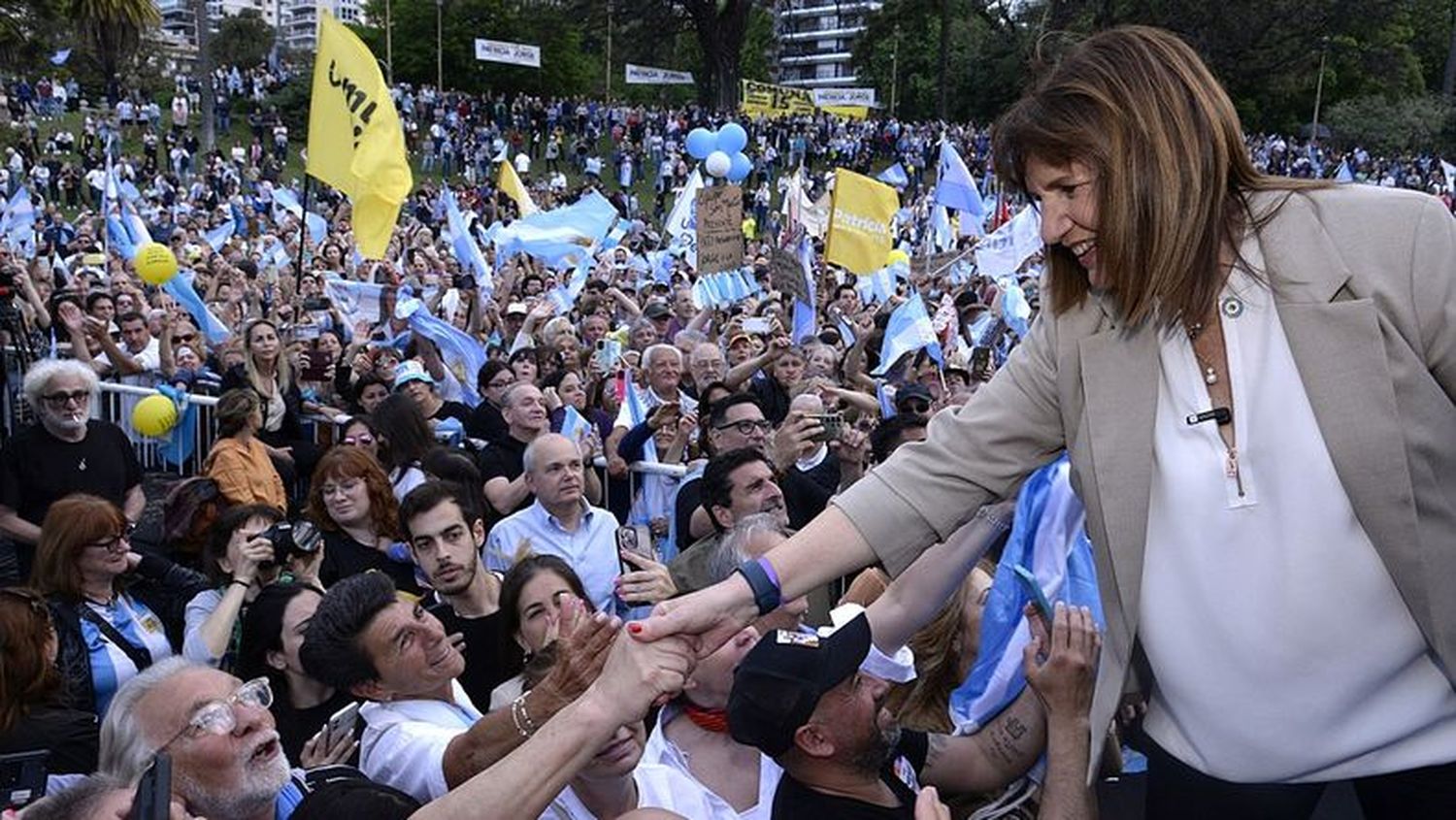 Bullrich criticó los "espejitos de colores" de Milei
