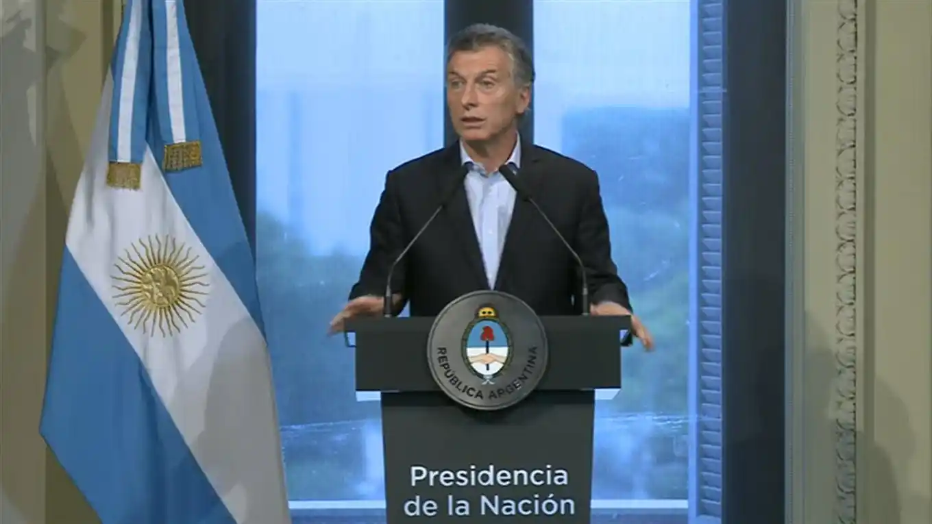 Macri firmó el decreto que modifica la Ley de Migraciones