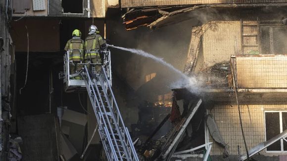 Rusia lanza su mayor ataque aéreo contra Ucrania y golpea por primera vez un edificio gubernamental