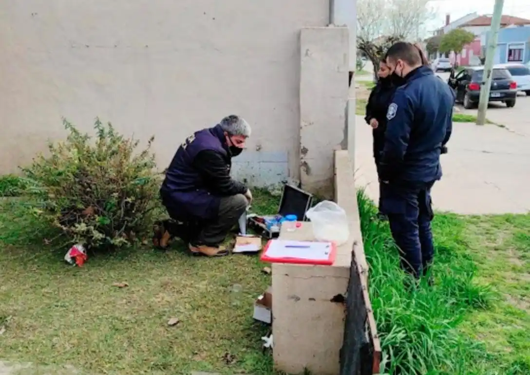 Cortaba el pasto y encontró un pene humano dentro de un frasco