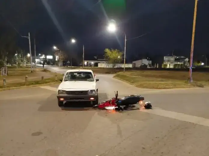Un motociclista fue derivado al hospital luego de un choque en la rotonda