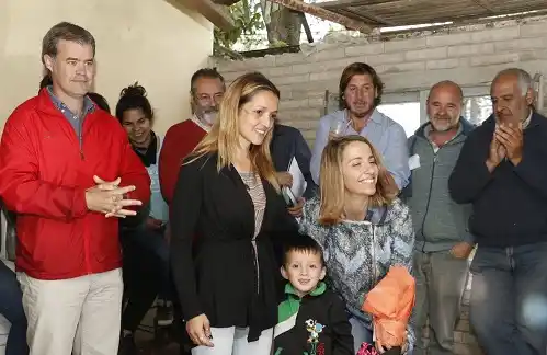 La ministra Laura Strattta entregó aportes para proyectos asociativos