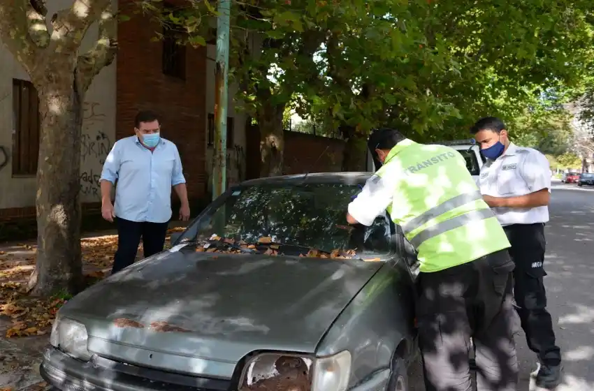 El Municipio retira vehículos abandonados de la vía pública