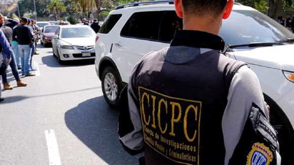 ¡SU MADRE ERA CÓMPLICE! Robaba teléfonos en Caracas a punta de cuchillos