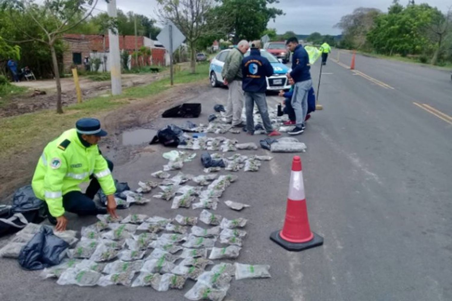 Dos detenidos al querer ingresar con más de $20 millones en marihuana