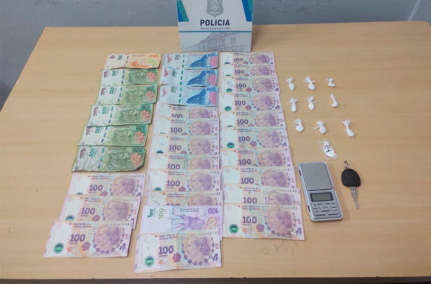 Llevaba cocaína en dos medias, una balanza y dinero: lo atraparon cuando quiso escapar