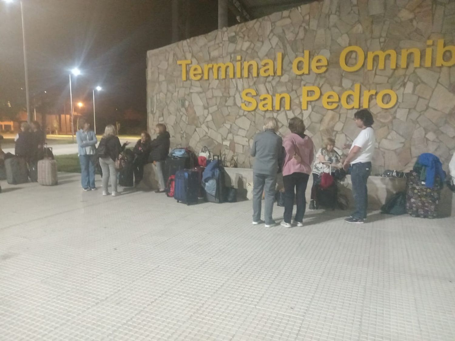 Terminal de Ómnibus: La gente tiene que esperar afuera 