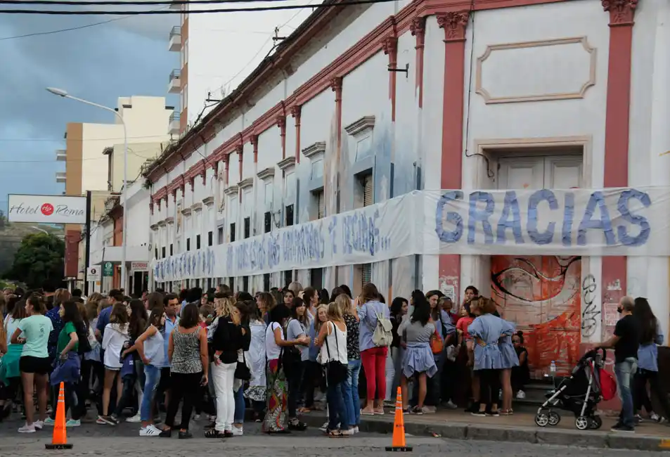 Con emoción, la comunidad educativa de Polivalente le dijo adiós al edificio viejo 