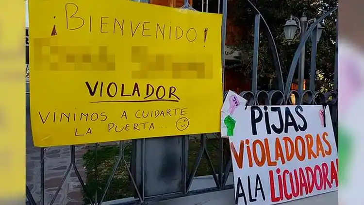 Repudio a uno de los acusados, menor de edad en el momento del ataque.