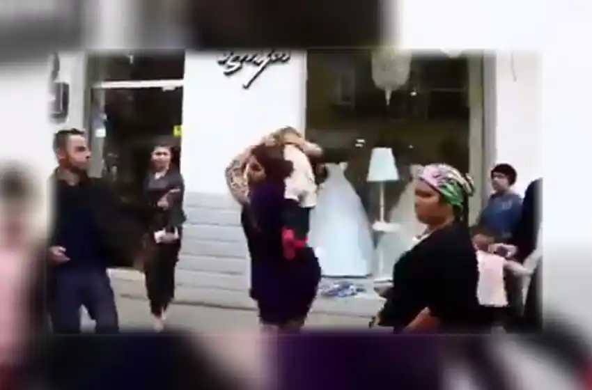 Indignante: utilizó a una nena como arma para golpear a otra persona