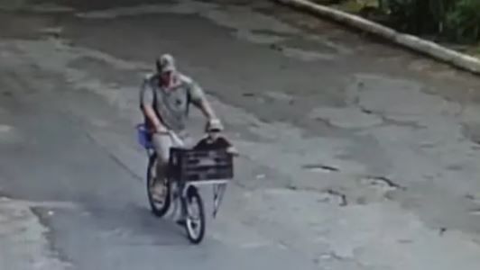Mató a su hijo al tirarlo de un puente y se fue a comer a un restaurante para festejar su cumpleaños