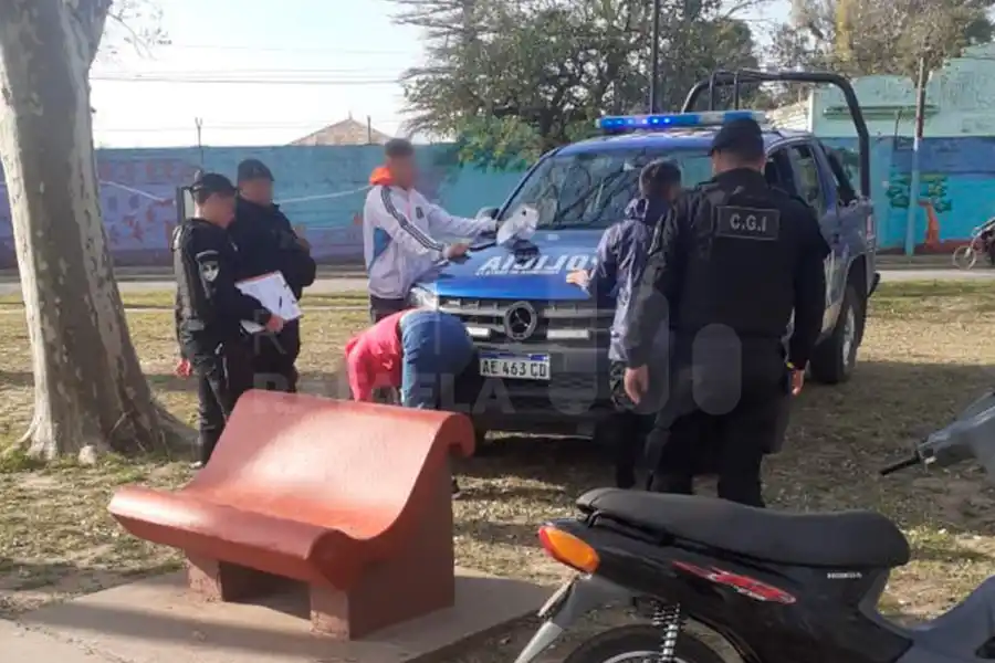 Intentó fugarse en una moto sin papeles, golpeó a agentes de policía e hirió a un inspector de tránsito